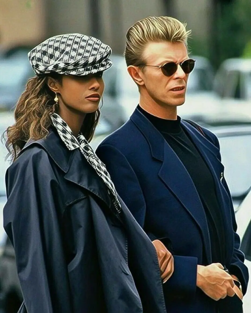 大卫鲍伊超模妻子高调亮相穿华美羽衣太吸睛冻龄颜值不似66