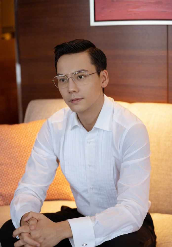 陈伟霆亮相大湾区中秋晚会演唱漫步人生路建议西装眼镜半永久实锤太帅