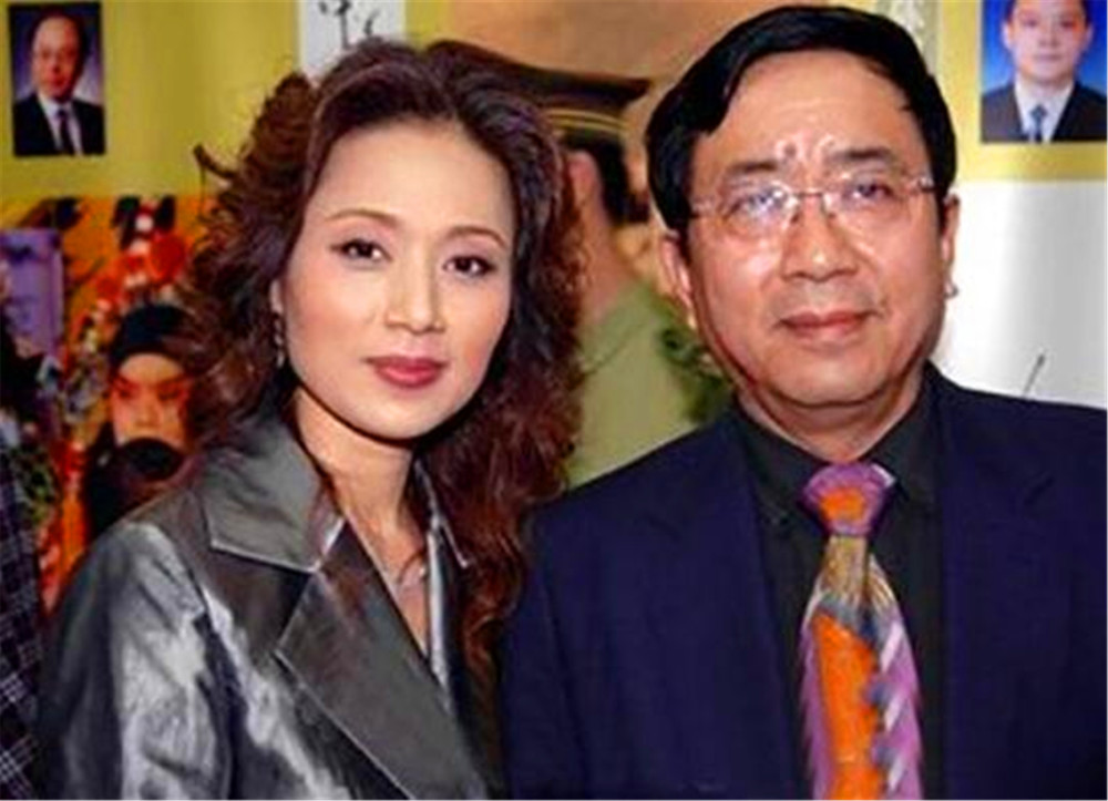 余秋雨还没和李红离婚时,就专门给马兰送了一本书,马兰因此对这位作家