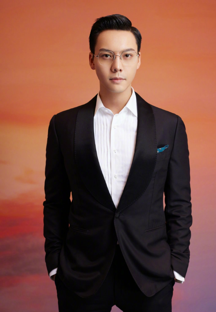 陈伟霆亮相大湾区中秋晚会演唱漫步人生路建议西装眼镜半永久实锤太帅