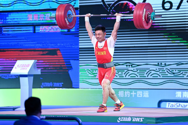 教练王刚(左一),季军天津队选手伍超(右一)和教练乔玮妍在颁奖仪式上