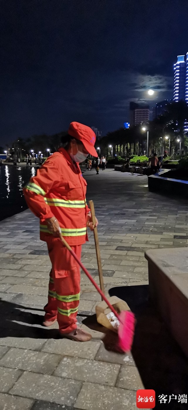 连续15年中秋夜值班环卫工蔡妚凤:见证别人团圆的同时也祝福家人