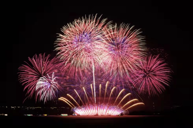 三万礼花璀璨夺目,这个城市为您深深感动——中秋的美好,永驻心间!