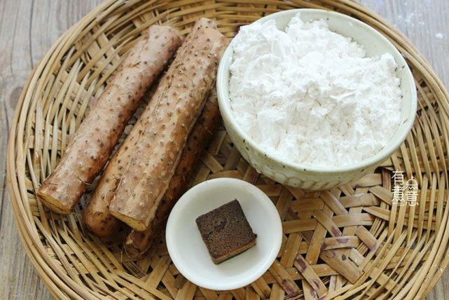 食材准备:铁棍三药 1根,红糖 1块,木薯粉 1碗,白糖 少许