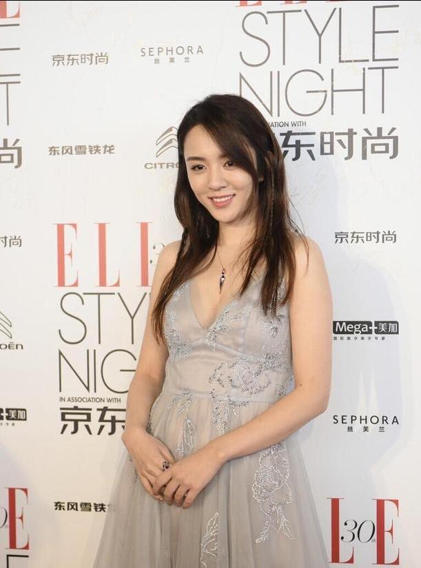 王晓晨是得罪摄影师了吧,穿深v纱裙又欲又仙,奈何被拍出了孕味_腾讯