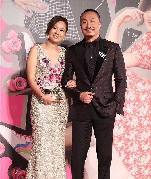 众所周知,在与郑中基离婚之后,阿sa就与亿万太子爷相恋了,身边的桃花