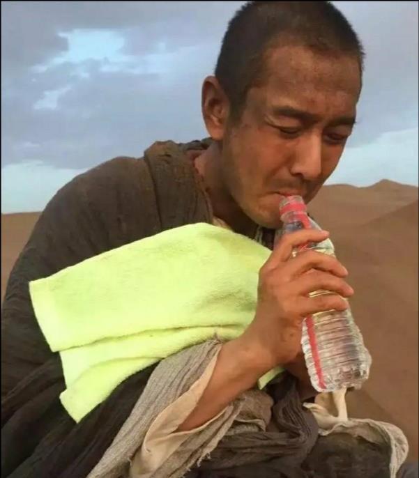 黄晓明衣衫褴褛,蓬头垢面的时候,你们还能认出来吗?_腾讯新闻