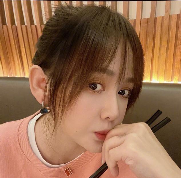 陈乔恩怎么胖成这样,穿着宽松比男友壮实,摘下帽子发际线太瞩目_腾讯