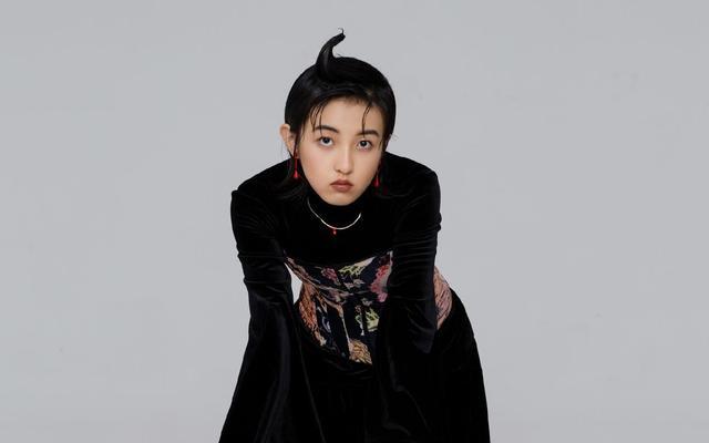 张子枫冯小刚称赞她是演技天才就连黄磊与何炅把她当团宠