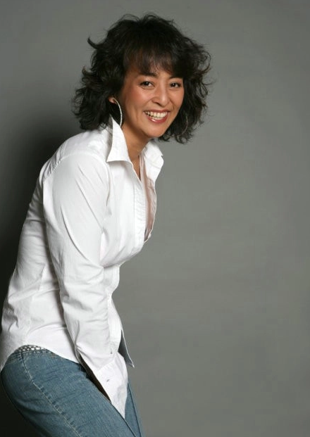 58岁的李勤勤年轻时撞脸梅艳芳酒席宴后却打包剩菜剩饭