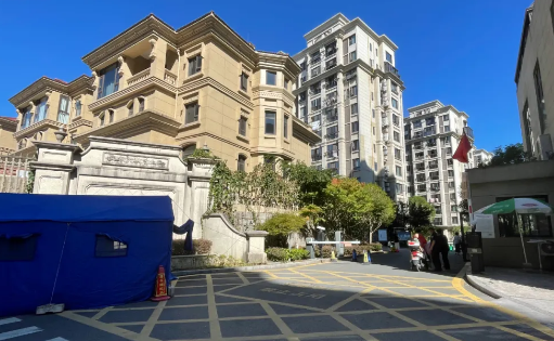 在万洋华府二期( 09:12)和康欣名邸(09:18)小区门口,工作人员对过往行