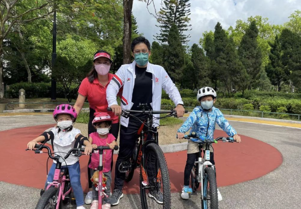 霍启刚中秋节亲自下厨，郭晶晶编织灯笼，两人亲力亲为生活接地气