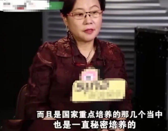 李沁穿方领长裙录综艺，下车用手捂住领口引争议，网友：多此一举