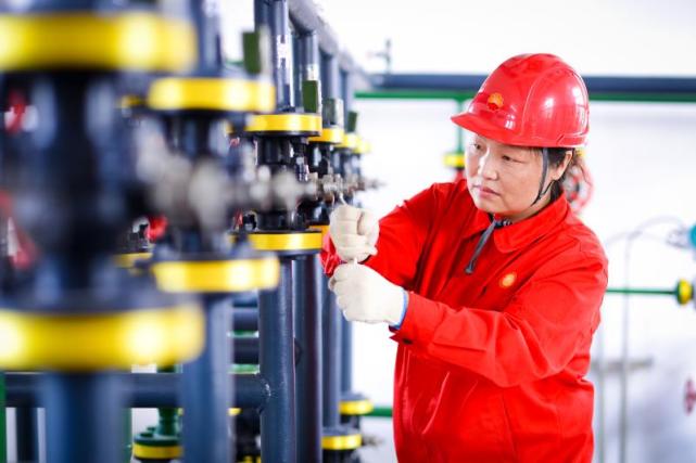 大庆油田采油工刘丽踏着铁人脚步走