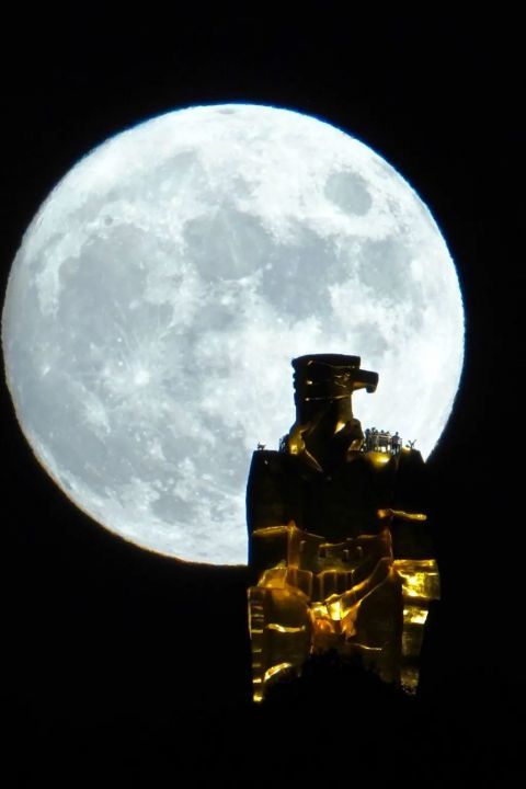 月亮从南山大金鹰背后升起.张炬摄于朝天门码头永川神女湖,月色婆娑.