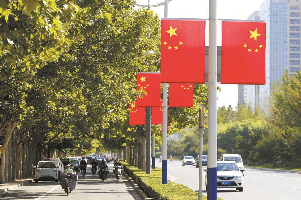 3800多辆公交车挂国旗 "国旗街巷"透着中国红