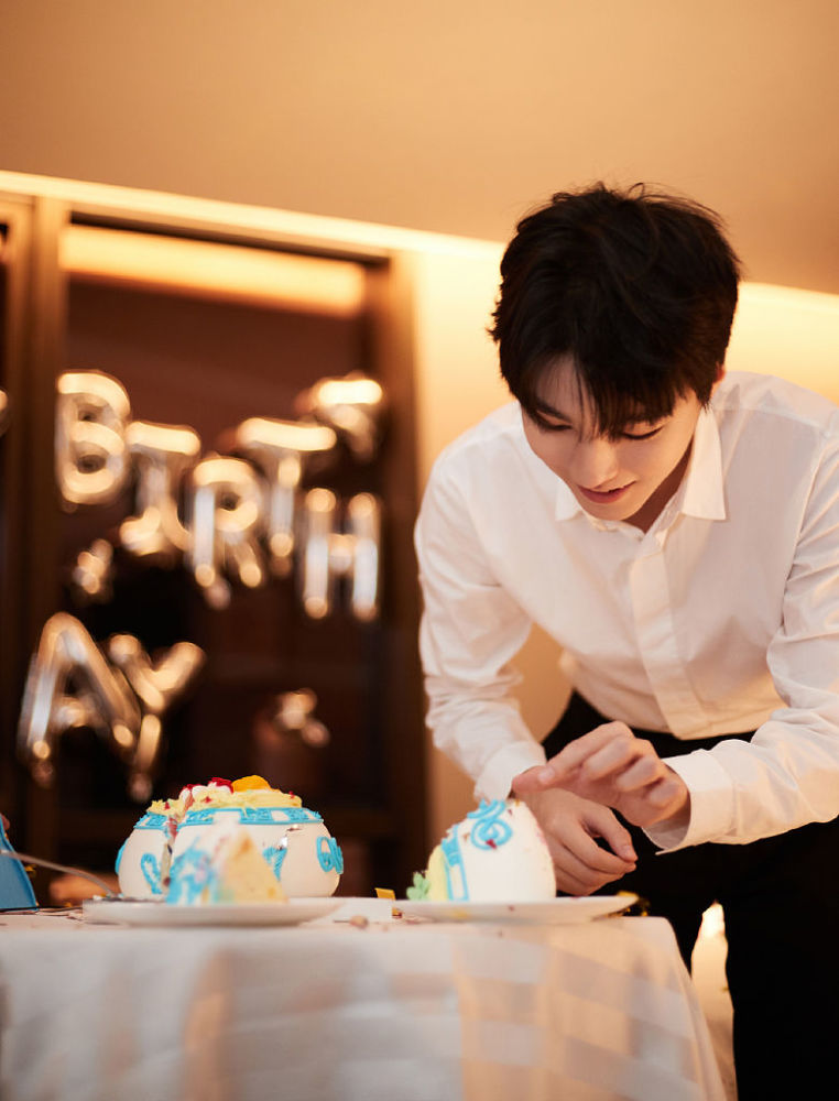 王俊凯生日气球蛋糕围绕场面浪漫 闭眼许愿气质温柔脸庞精致