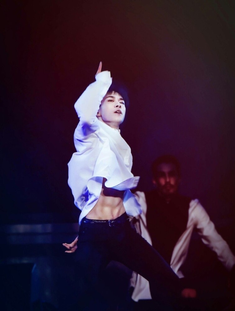 易烊千玺最撩人的9张照片你会选择哪一张我最喜欢腹肌那张