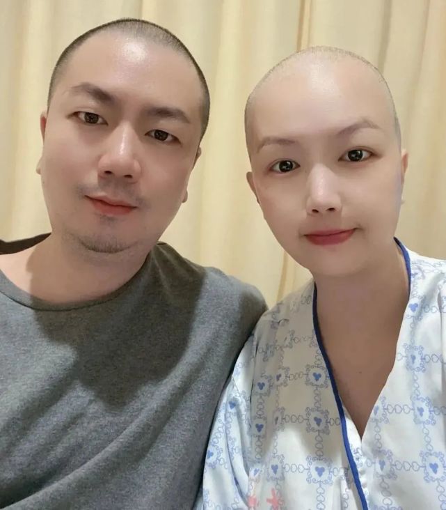 泪目丈夫帮癌症妻子剃头后把自己头发剃光