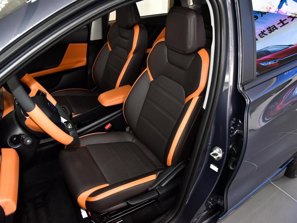 401km的续航里程,熏黑轮圈,空间不大,实拍比亚迪e2_腾讯新闻