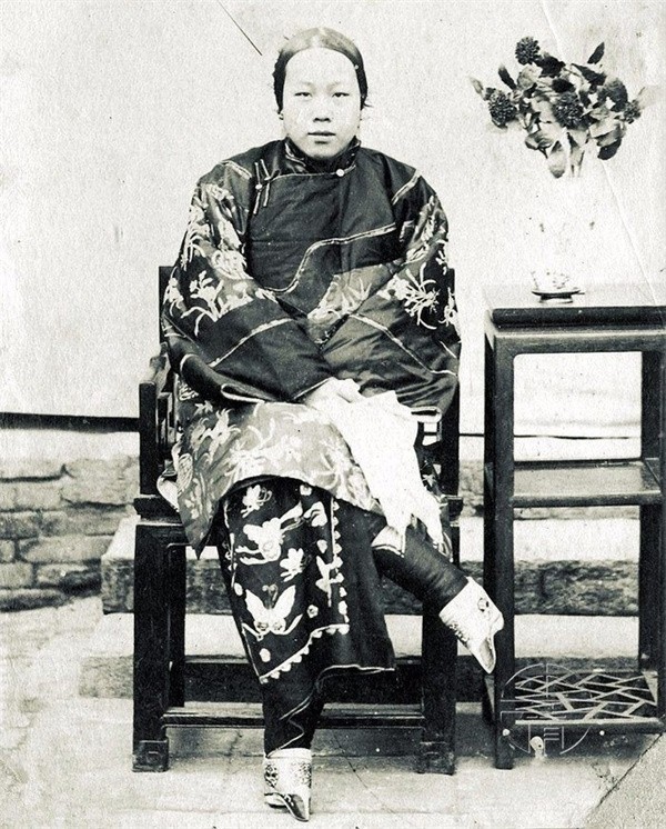 怪咖辜鸿铭骂人不分敌友偏爱和胡适对着干却娶了有脚味丫头