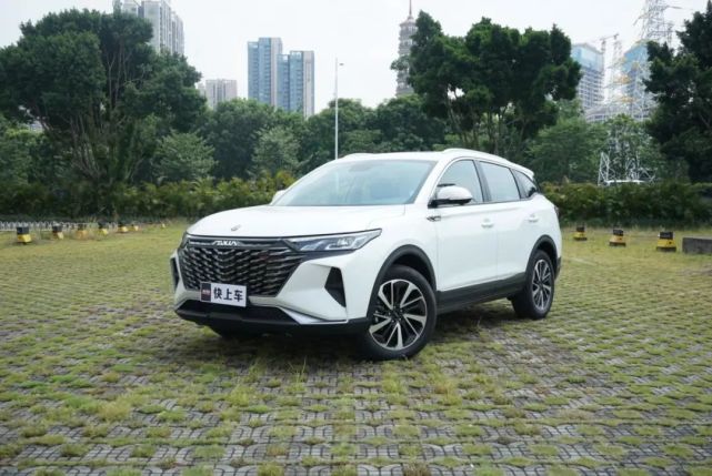 用上了"aeolus"新版车标,提升新车的辨识度.新车在灯组方面