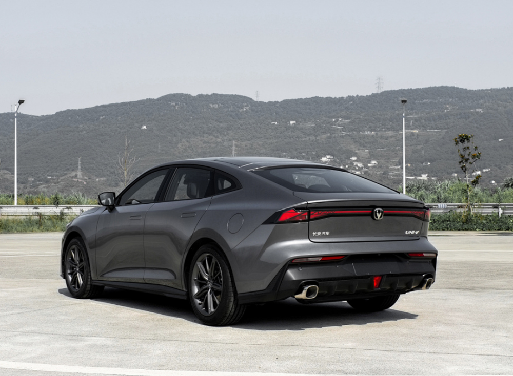 长安uni-v轿跑出街,造型大饱眼福,"蓝鲸"动力撑腰