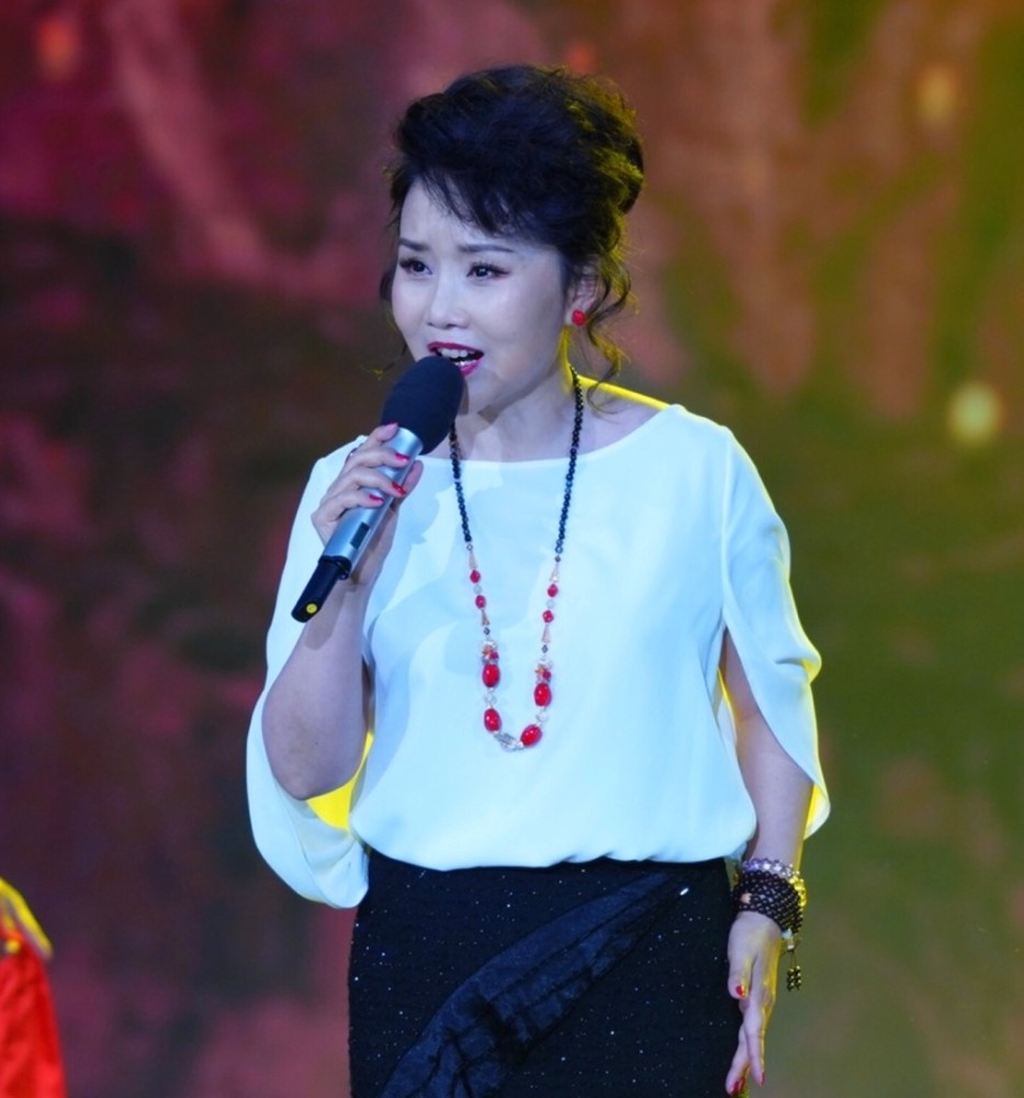 离开航天部之后,后来胡月进了专业文艺团体中国煤矿文工团,更多参加的