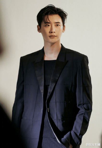 李钟硕画报拍摄花絮公开穿衣显瘦脱衣有肉