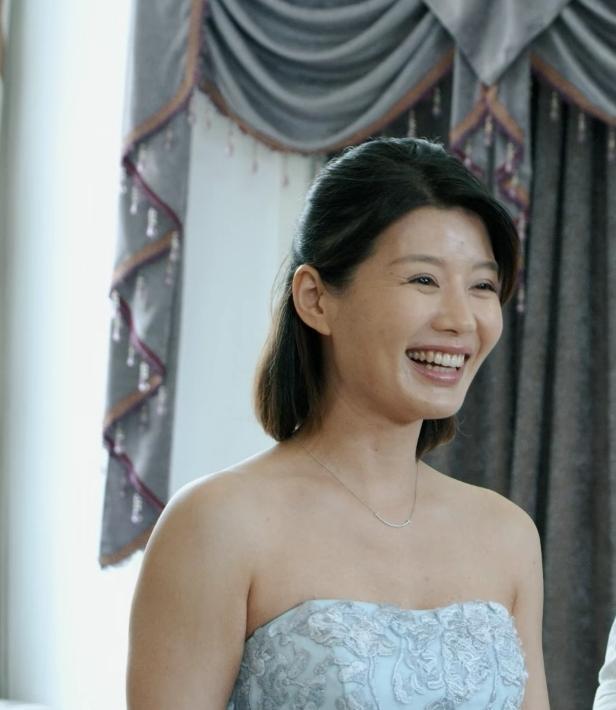 用21年将丈夫捧红,被嫩模3个月抢走,今44岁穿上婚纱美翻了