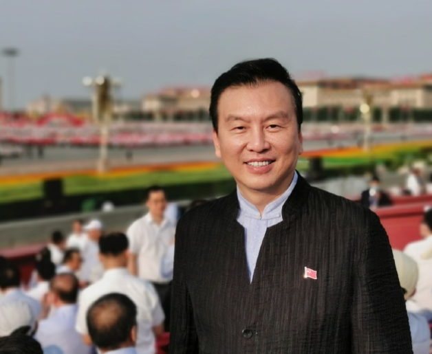 央视主持人张泽群陪87岁老母亲在病房过节手舞足蹈逗母亲开心