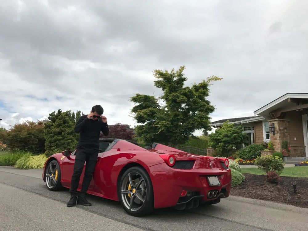 圆梦之旅胖虎开上了最新款的法拉利portofinom