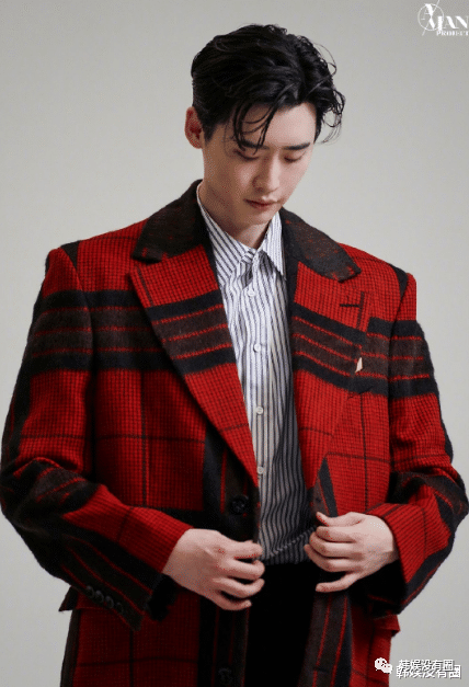 在接下来的照片中,李钟硕以白色竖条纹衬衣,搭配红色格子西装的造型