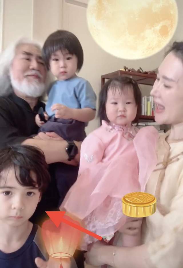 70岁张纪中晒全家福庆中秋!混血儿子罕见露面,曾否认其是私生子