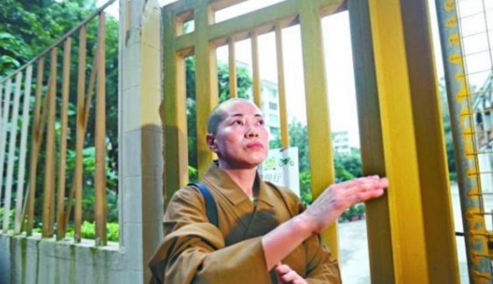 香港女住持释智:2次嫁和尚,开豪车住别墅,更是在僧袍里穿黑丝