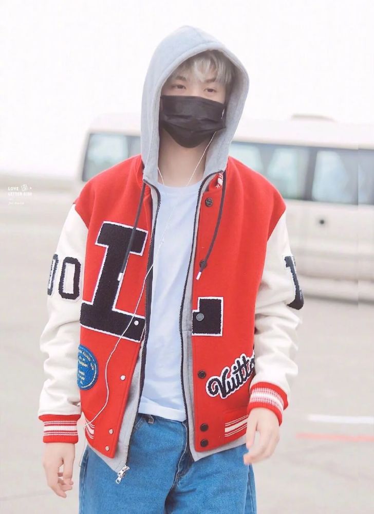 棒球服排行_秋日出游实力派!快跟着明星们把美式街头风棒球服穿起来~