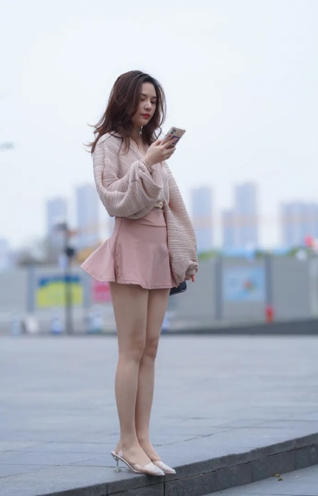 长相甜美的女生怎么穿才耐看裙装是必不可少的娇俏艳丽又清新