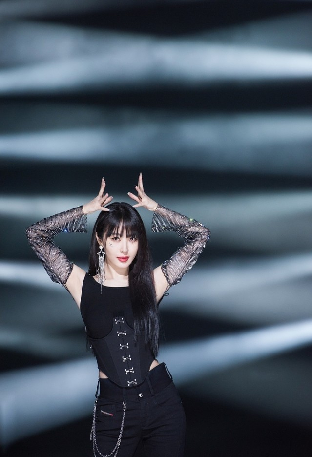 李菲儿海边大片曝光,穿丝绒礼裙演绎高级美,看着十分有魅力