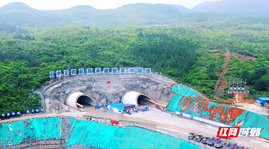临连高速公路张家冲隧道左线顺利贯通
