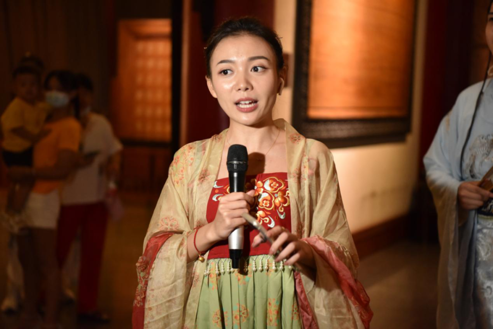 江西广播电视台都市频道主持人刘艺旋现场直播中秋月圆美好之夜,"嫦娥