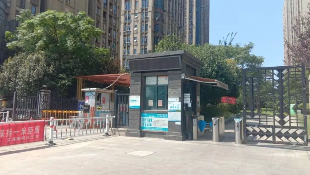 当天我从东门进入,入口处有人行和车行入口,另外在保安室旁还有一个