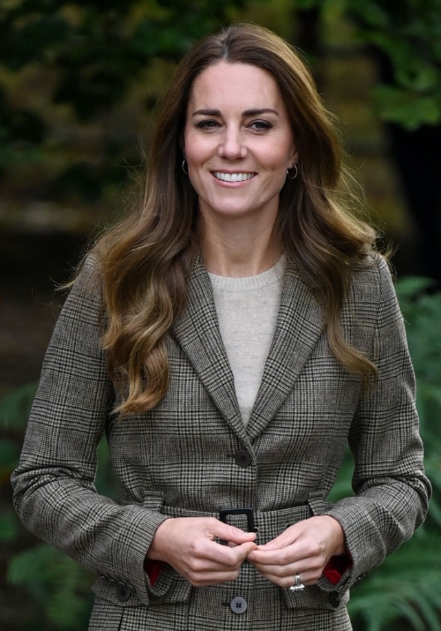 近日,假期归来的凯特王妃现身英格兰西北部的大山大湖之间.早上