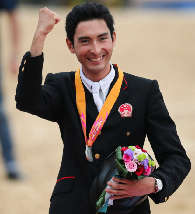 华天:家世显赫中英混血,入中国籍比赛为国争光,怒怼bbc报道|华天|马术