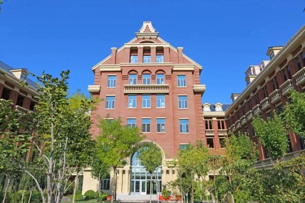 道千山东道以东,雪莲南路以西中学(新增3780个学位)百中华新学校地址