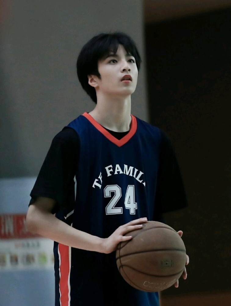 刘耀文16岁生日倒计时有人欢喜有人厌恶巴蜀事件后生日直播还会有吗