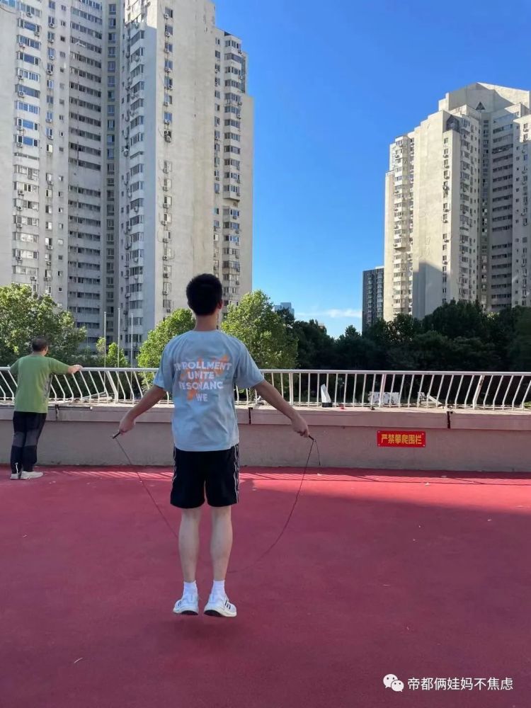 为长高女孩被逼每天跳绳3000个,结果令人心疼.