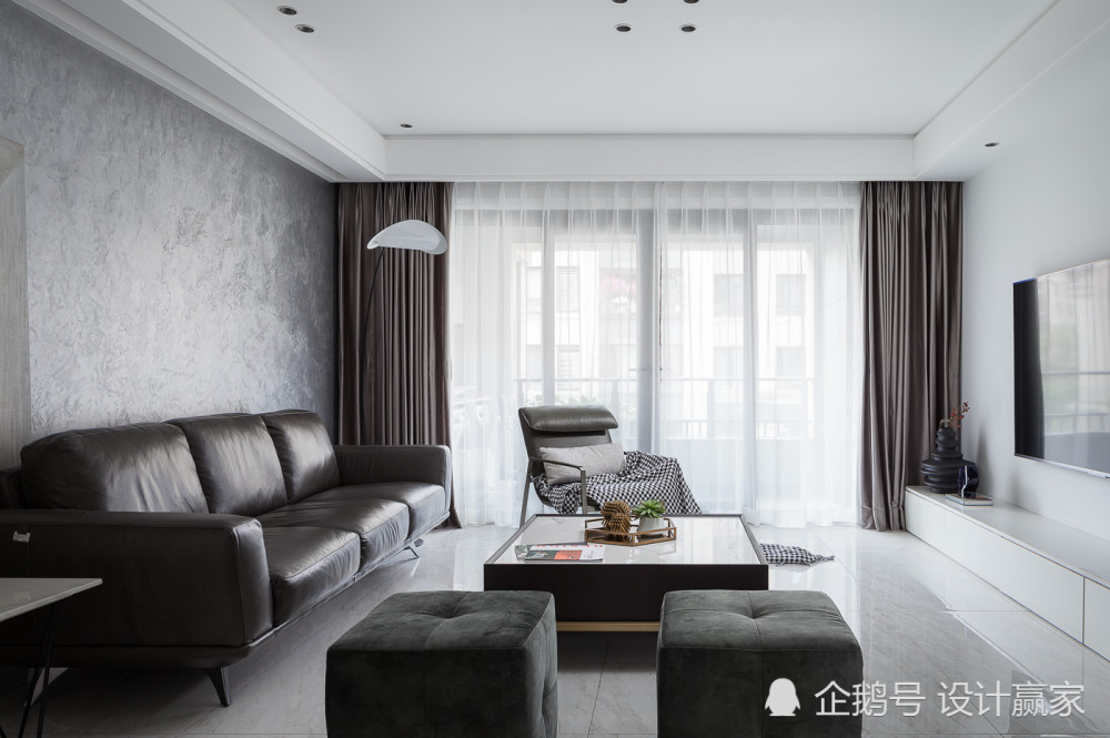 咖色与白色搭配的窗帘,让客厅色调趋于和谐,落地窗为空间带来了极好的
