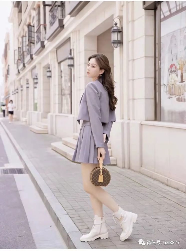 白色马丁靴怎么搭配衣服好看
