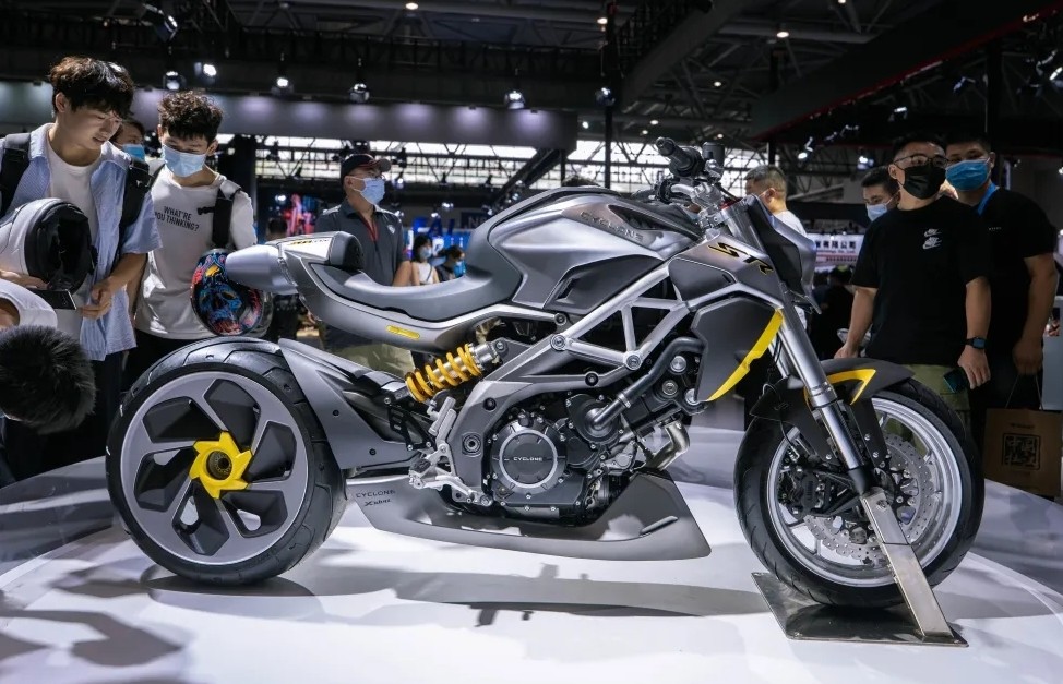 与传统摩托车不同,排气采用了高位中置设计,并且造型类似火箭喷气口