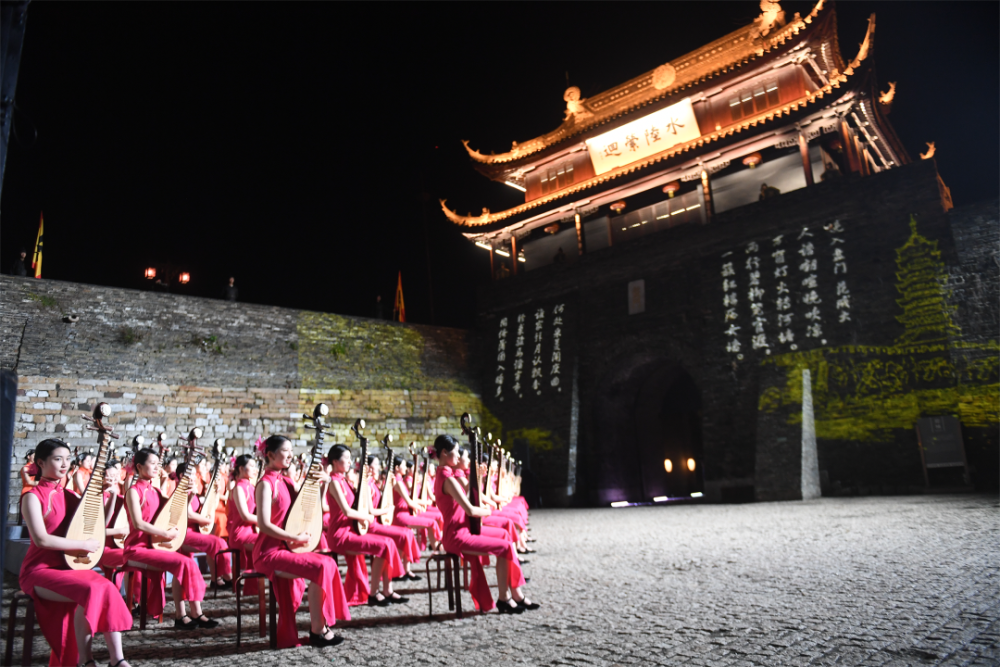 穿过城门,百人评弹表演《苏州好风光》在上演,用"中国最美的声音"欢迎